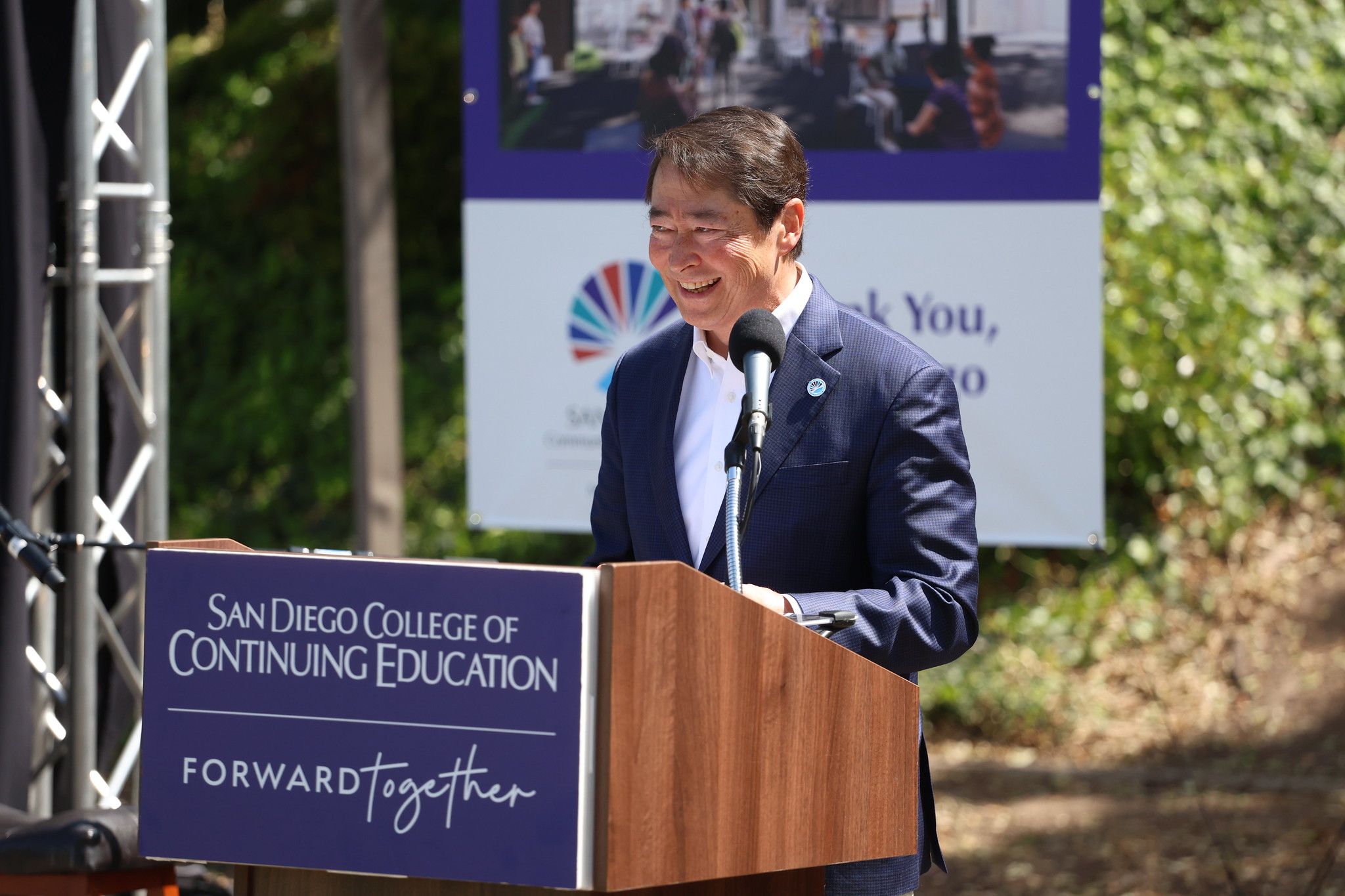 
Vice Chancellor of Operations Joel Peterson speaks at a podium.
